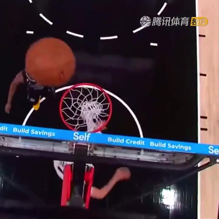 罕見一幕！努爾基奇拋投 球神奇停在籃板上沿 看呆凱爾登?。ㄅ瑺柣婕\）